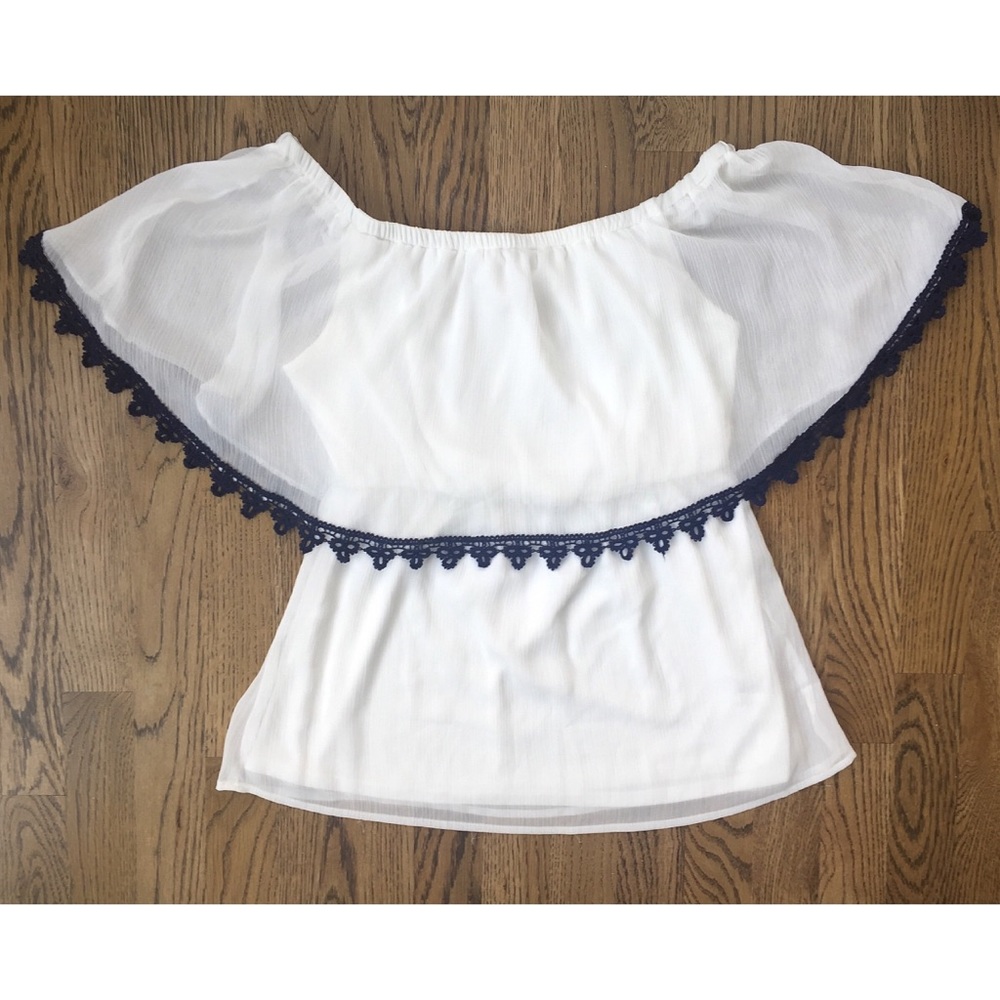 🌼Charming Charlie off the shoulder blouse!🌼
